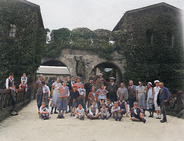Die Jugendgruppe der Frankfurter Gemeinde bei einem Ausflug zur Saalburg und nach Herzberg/Taunus