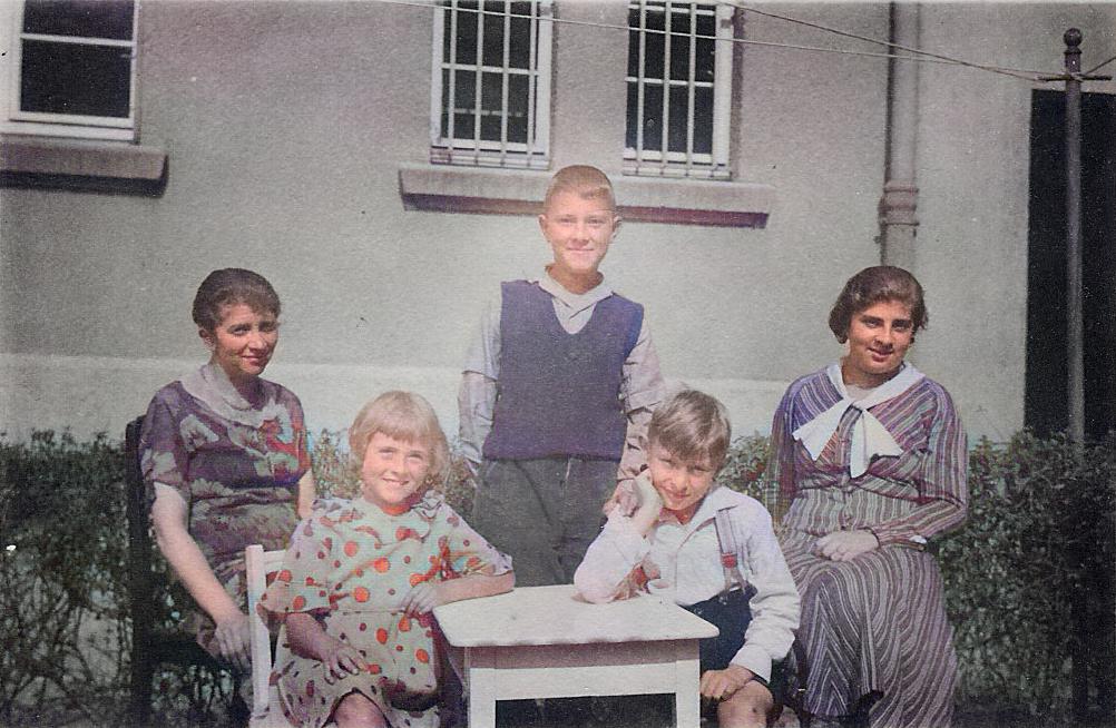 Mathilde Lehnert mit ihren und anderen Kindern, 1934