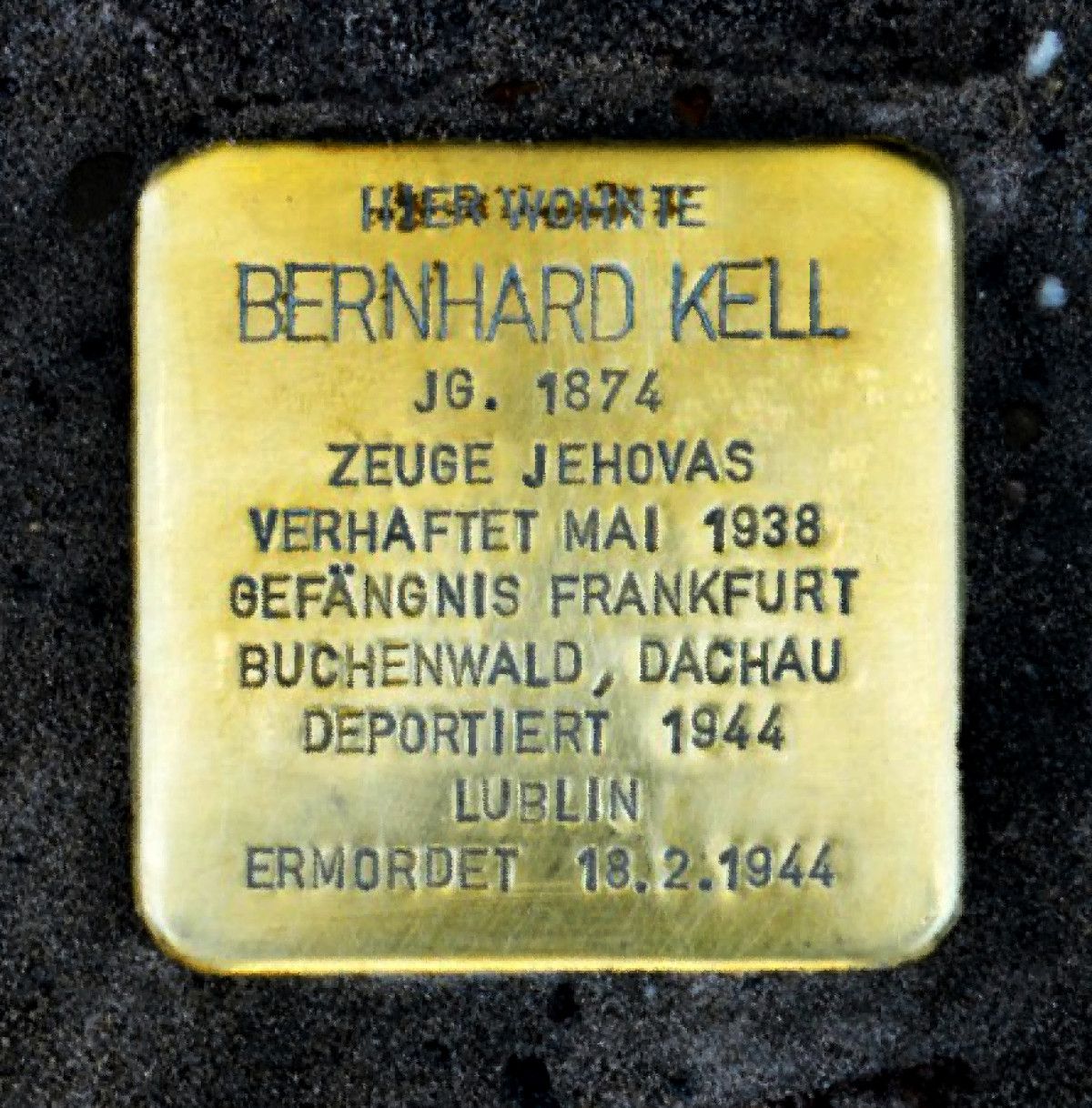 Der Stolperstein für Bernhard Kell  vor dem Haus Voltastraße 55