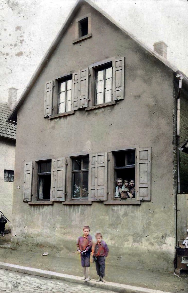 Der junge Jakob Krämer (links) vor seinem Elternhaus in der Dreihornmühlgasse 4 in Worms.