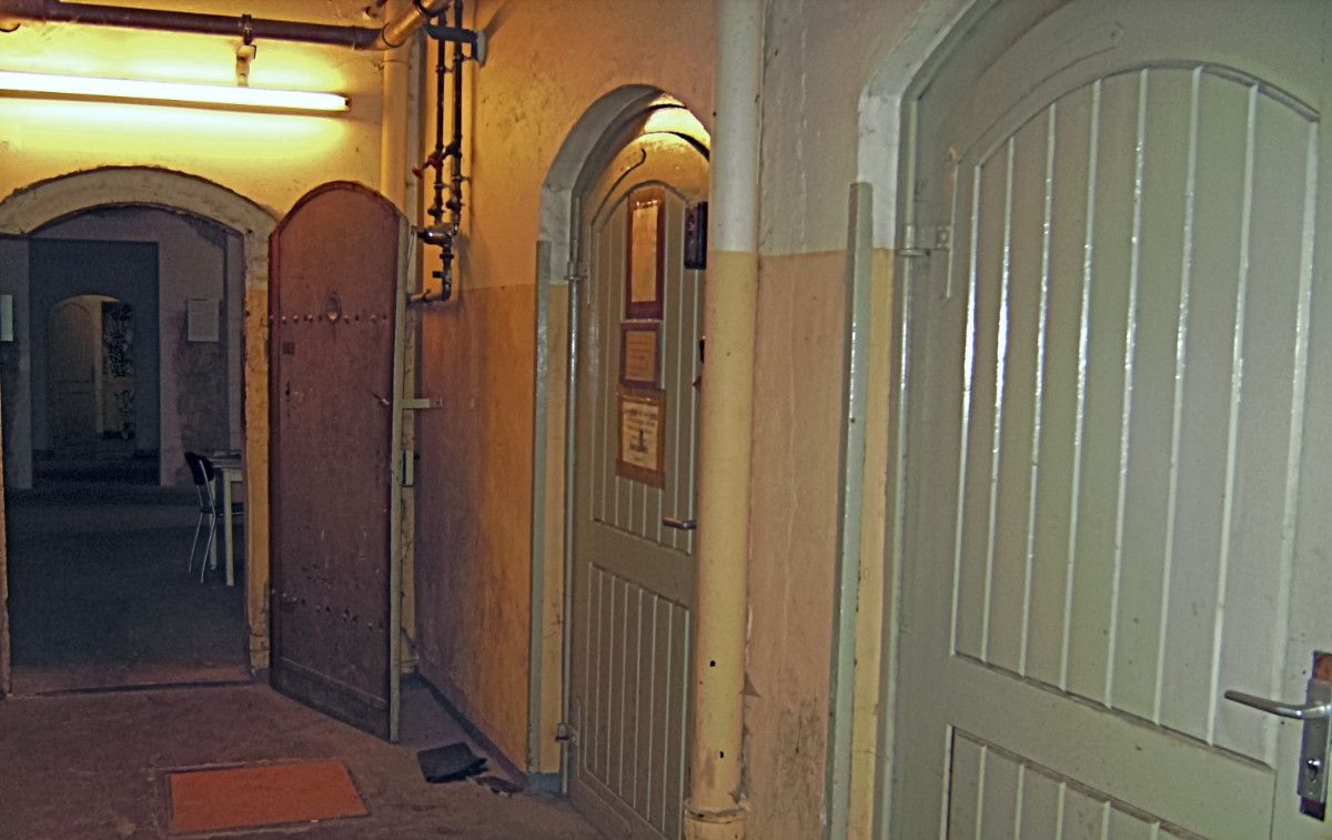 Innen im ehemaligen Gefängnis „Klapperfeld“ einige Zellen sind noch original erhalten