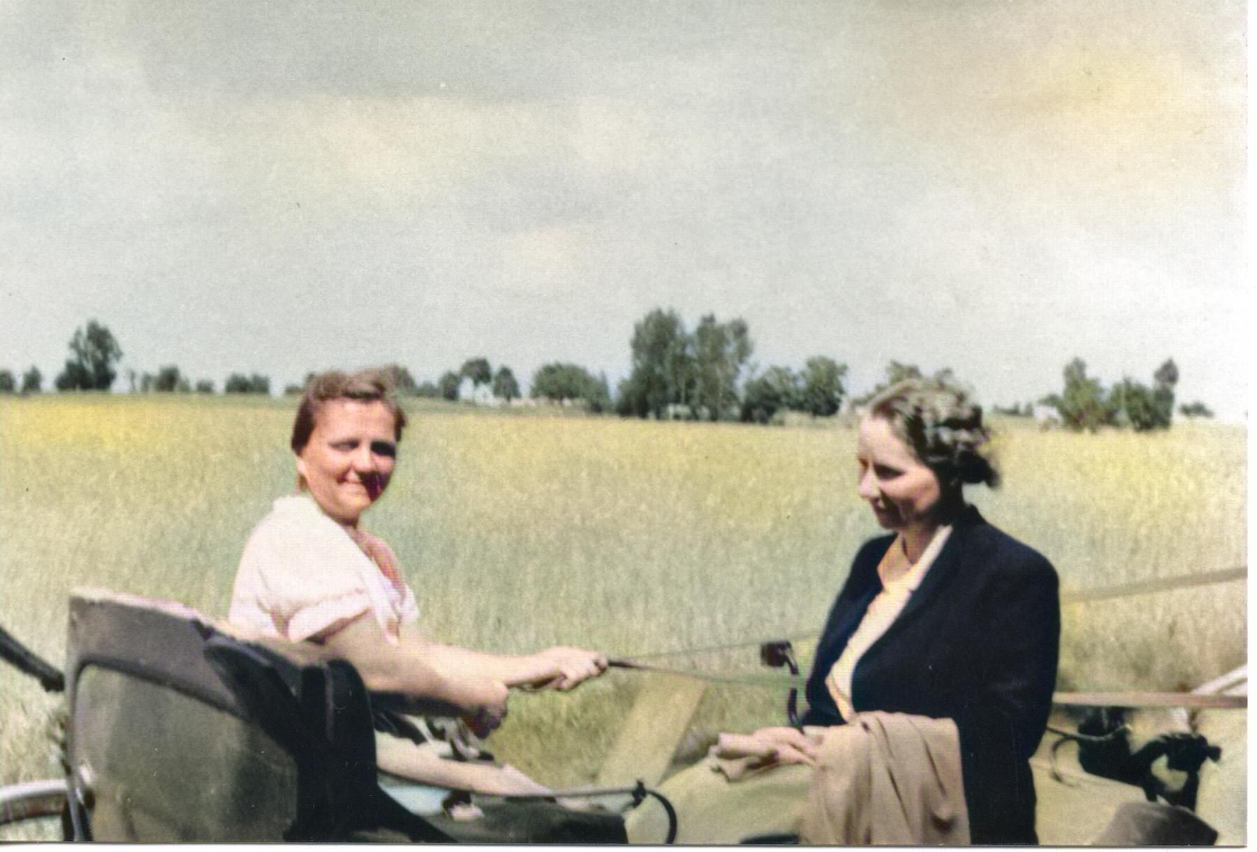 Anna Oechler mit Gretel Delloch, später Niklasch auf einer Kutsche im Gut Hartzwalde