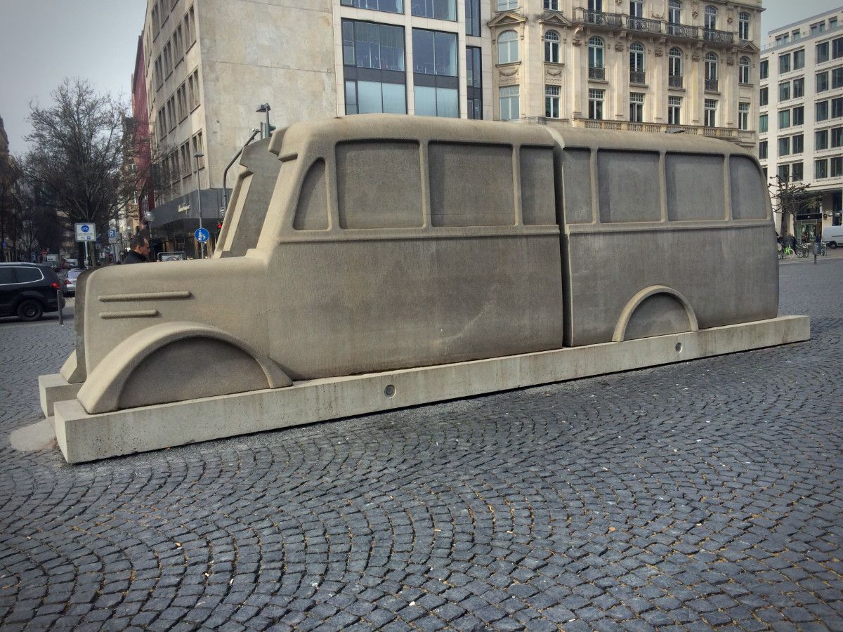 „Schwarze Busse“ waren in der Frankfurter Innenstadt ausgestellt