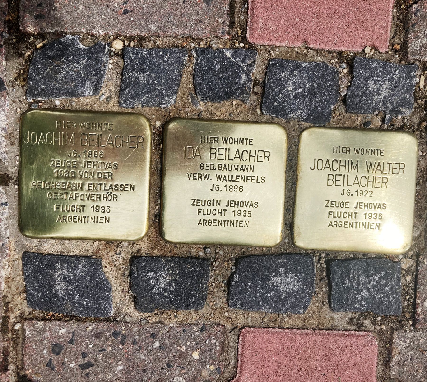 Stolpersteine für die Familie Beilacher vor dem Haus Habsburgerallee 17 in Frankfurt am Main