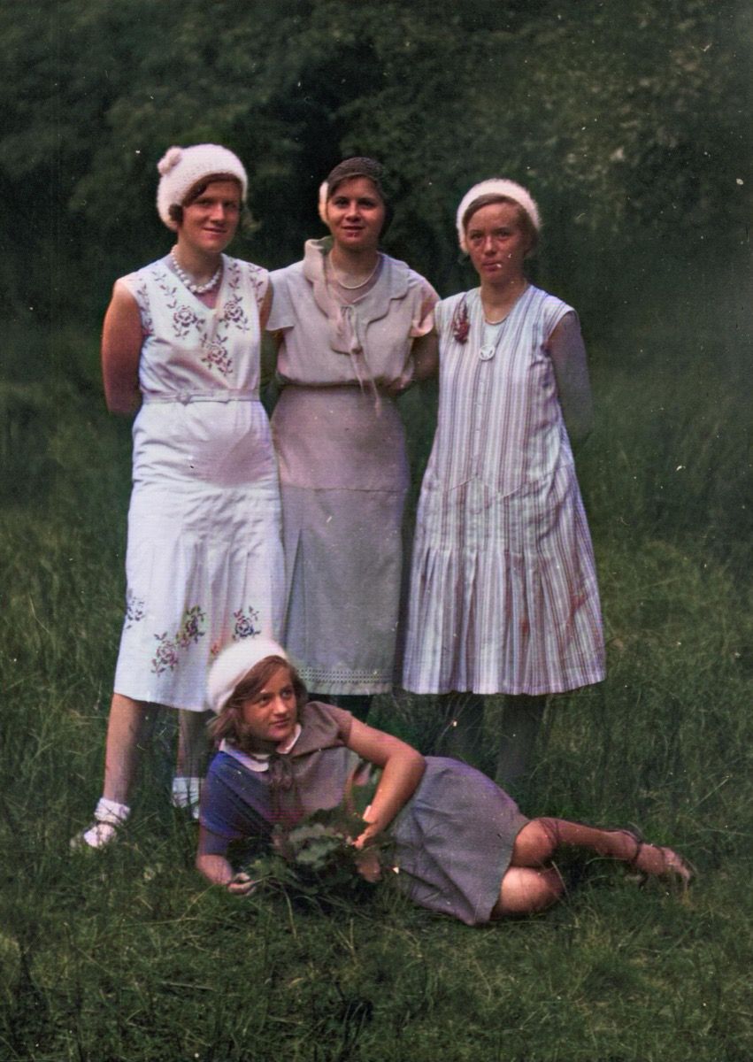 Doris Kaltwasser (Liegend), Wilhelmine Kaltwasser (rechts) mit Freundinnen aus der Frankfurter Gemeinde