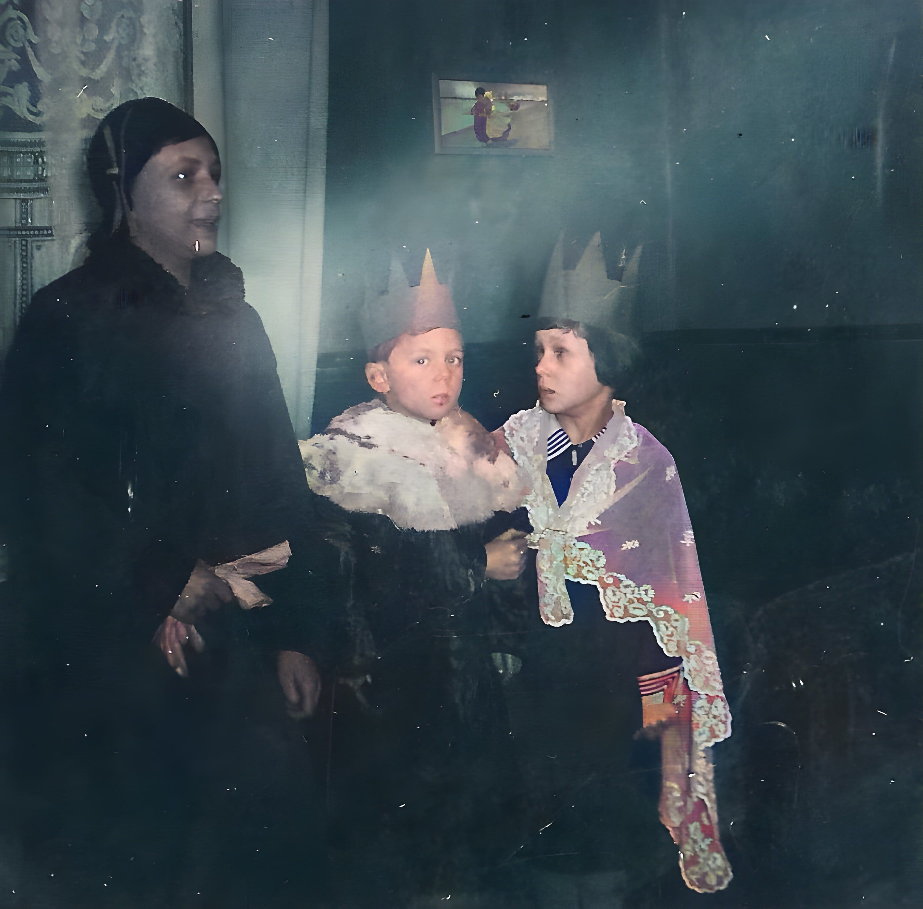 Verkleidete Kinder für das Kinder-Theaterstück „Daniel…“, 1935 (rechts Frieda Engler)