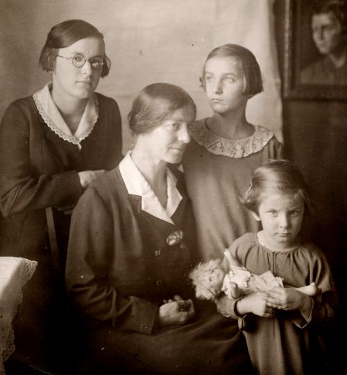 Lina Rang mit ihren drei Töchtern, ca. 1932