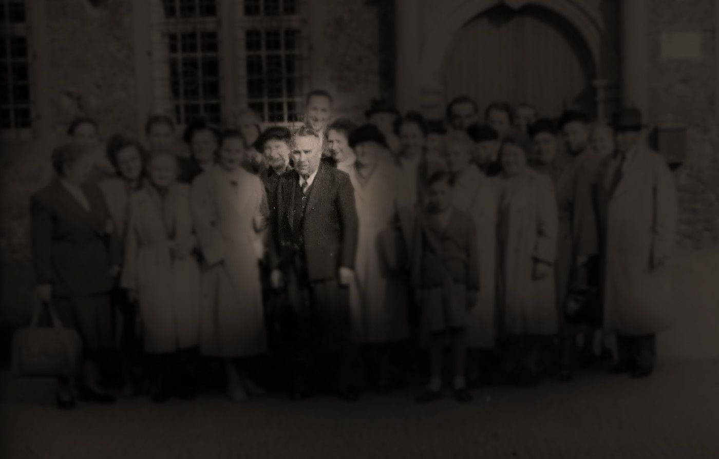 Friedrich Meyer - in der ersten Reihe mit schwarzer Kleidung - mit einigen Mitgläubigen aus seiner Gemeinde. 1950er Jahre.