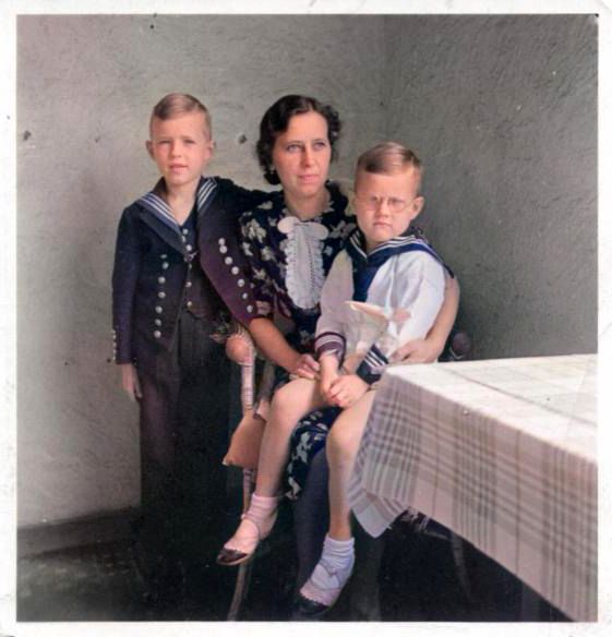 Familie Eichhorn: Elisabeth Eichhorn mit den Söhnen Dieter (l.) und Lothar(r.)