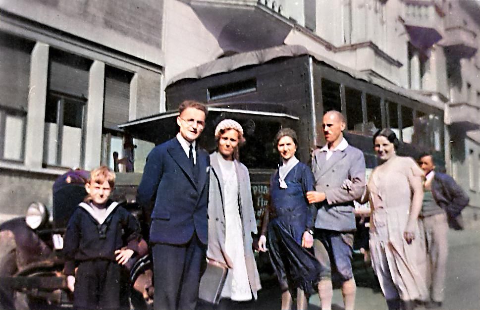 Ludwig Eichhorn (links) mit Ehefrau Elisabeth, Sohn Lothar und anderen auf Missionsfahrt.