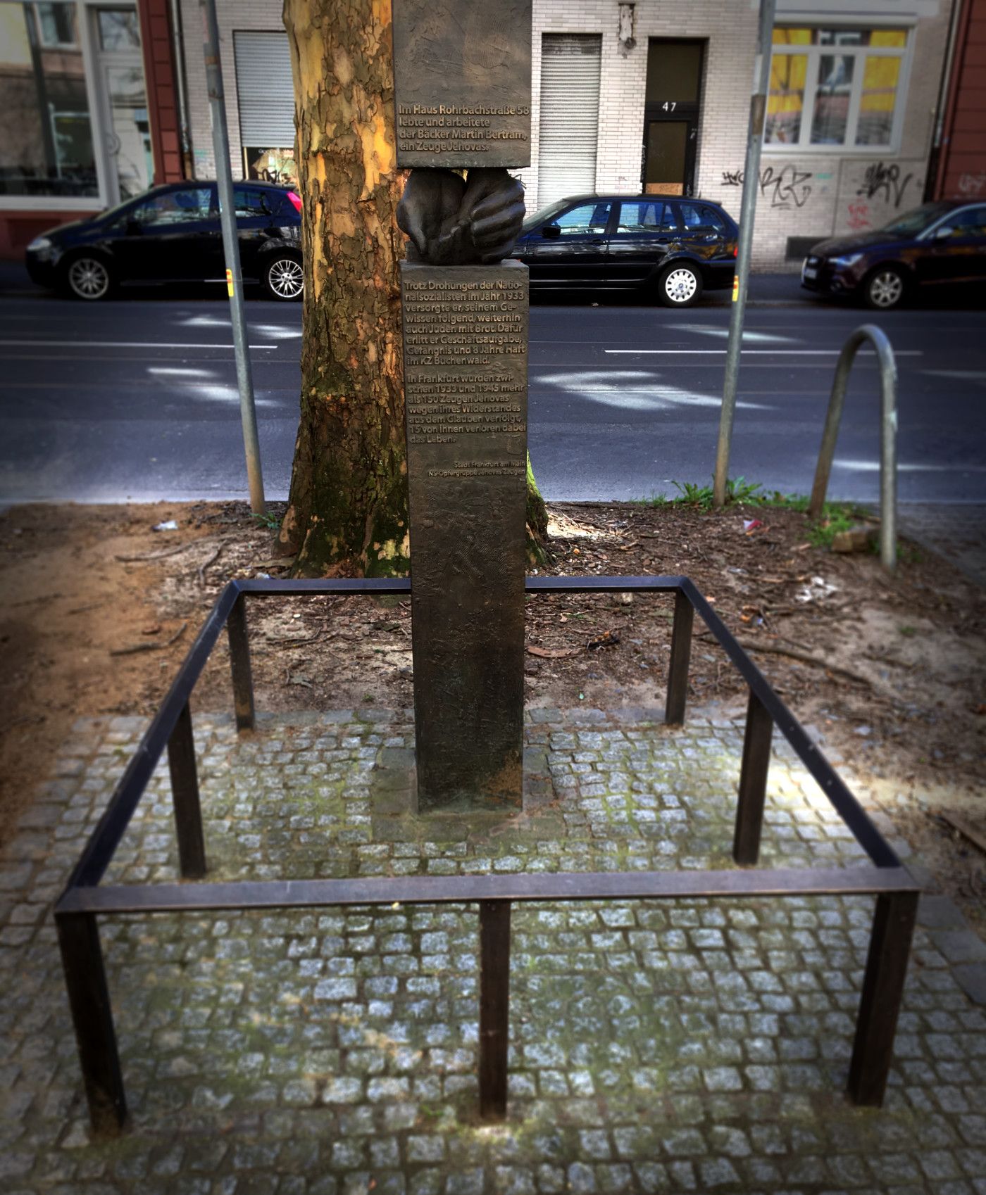 Bronzestele zum Gedenken an Martin Betram und die Frankfurter Zeugen Jehovas.